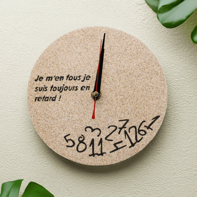 Horloge « Toujours en retard » sur fond clair