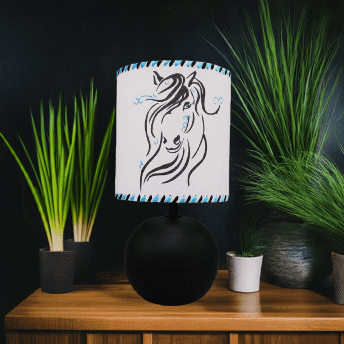 Abat-jour cheval artistique en sable – création équestre moderne – lampe décorative noire
