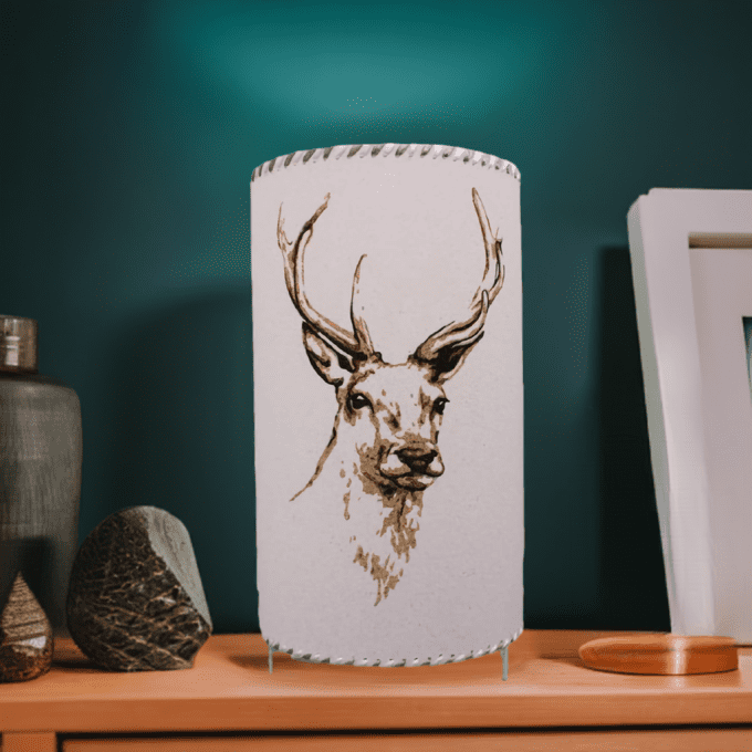 Abat-jour motif cerf en sable – décoration rustique et élégante