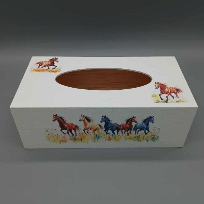 Boîte à mouchoirs décorée de chevaux au galop et dans la nature – style aquarelle dynamique et champ