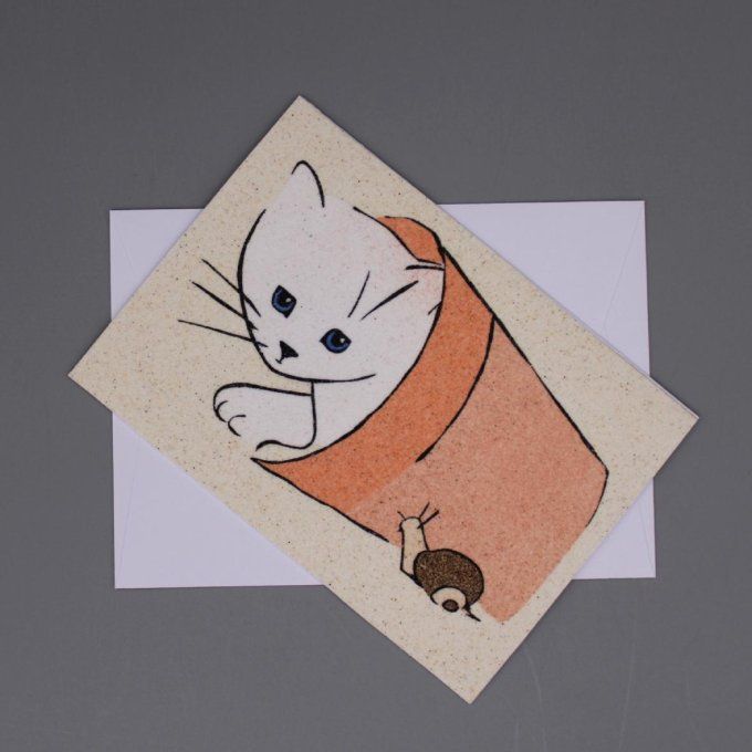 Carte de vœux en sable représentant un chat blanc blotti dans un pot, avec un escargot.
