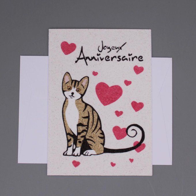 Carte d’anniversaire en sable représentant un chat tigré entouré de cœurs roses et de l’inscription