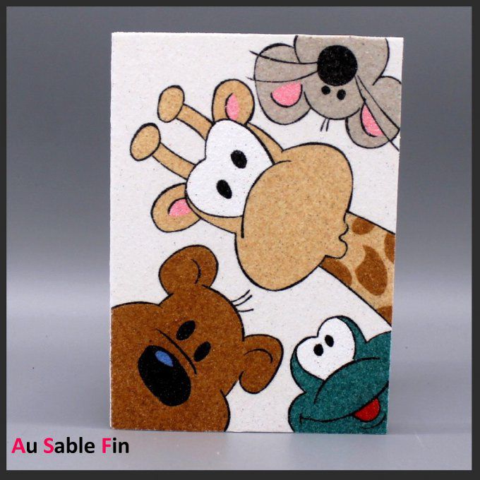 Carte de vœux en sable représentant une girafe, un ours, une grenouille et une souris amusés.