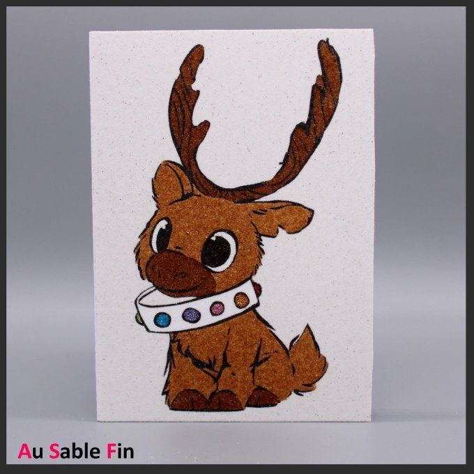 Carte de Noël en sable représentant un renne marron aux grands yeux et un collier coloré.