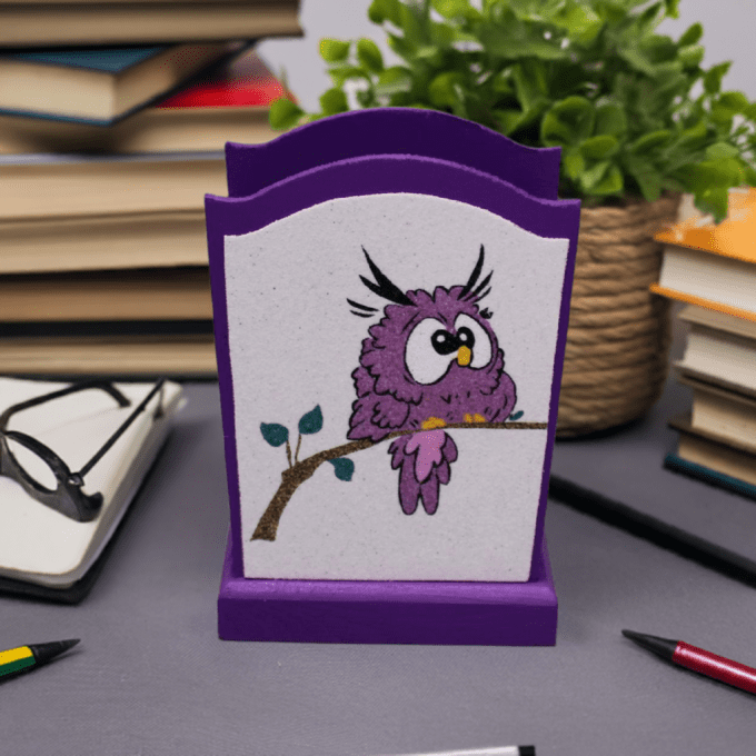Chouette violette curieuse sur branche – décoration bois violette