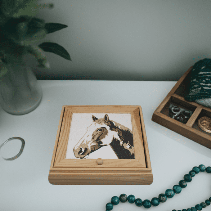 Coffret en bois avec cheval – Création manuelle en sable naturel