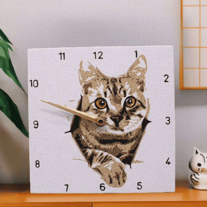 Horloge artisanale chat brun en sable, yeux orange