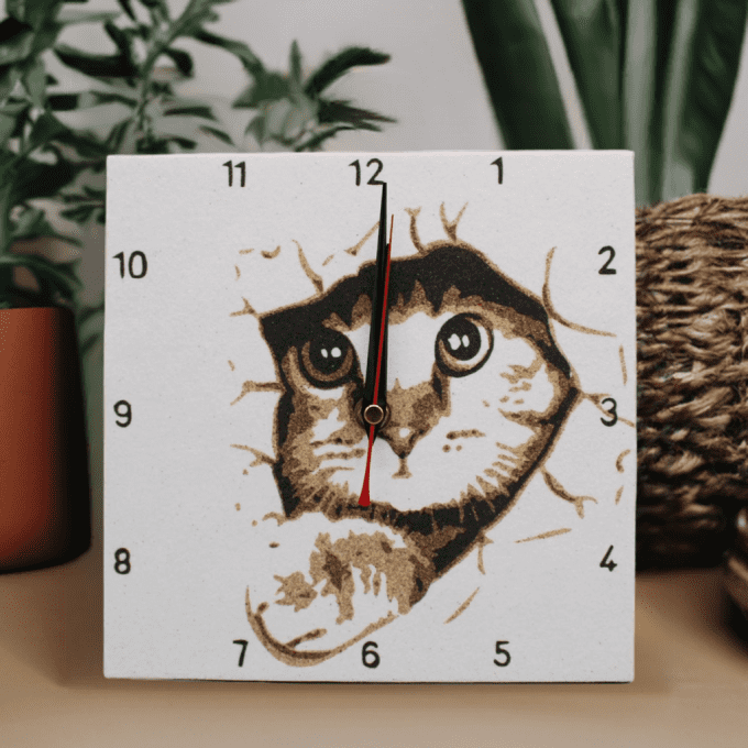 Horloge artisanale chat curieux trou papier décoration murale originale