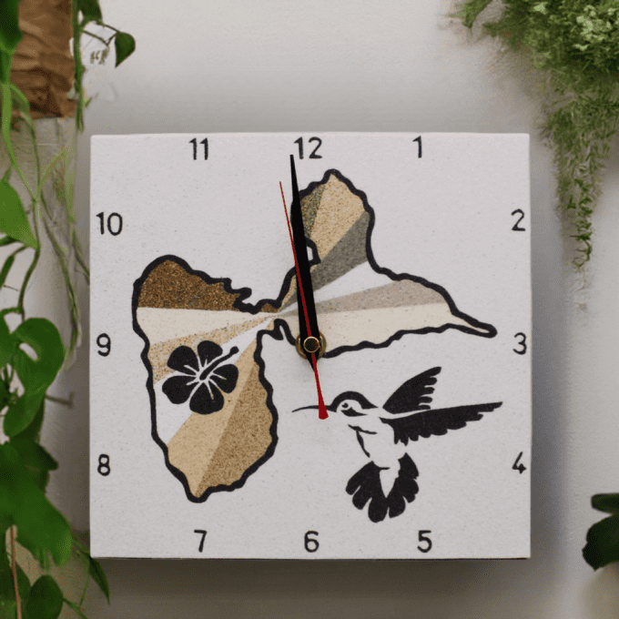 Horloge artisanale colibri et carte de Guadeloupe en sable couleurs nature