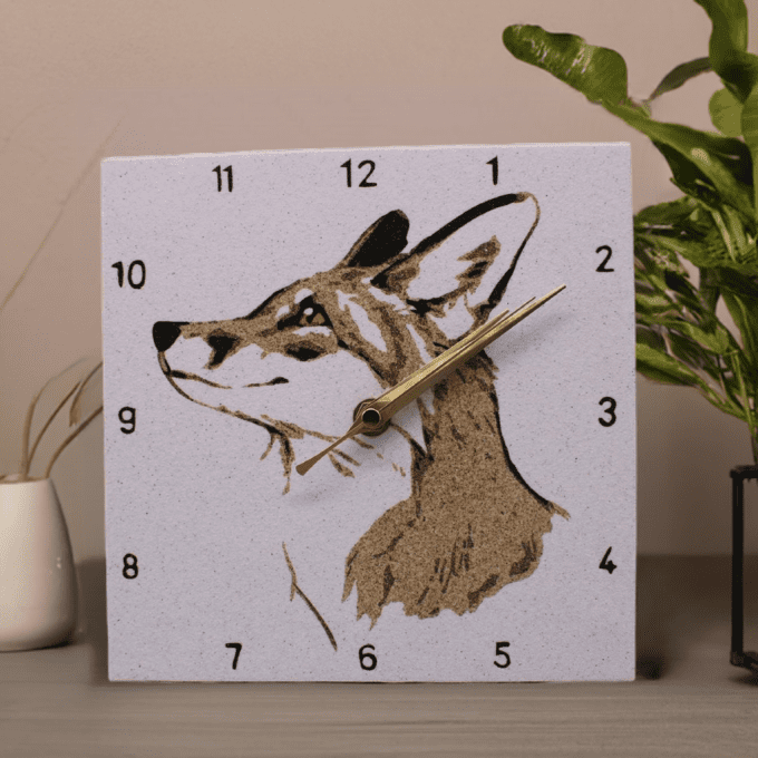 Horloge artisanale renard en sable, style naturel