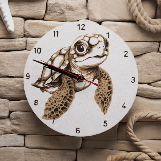 Horloge bébé tortue en sable, ambiance bord de mer