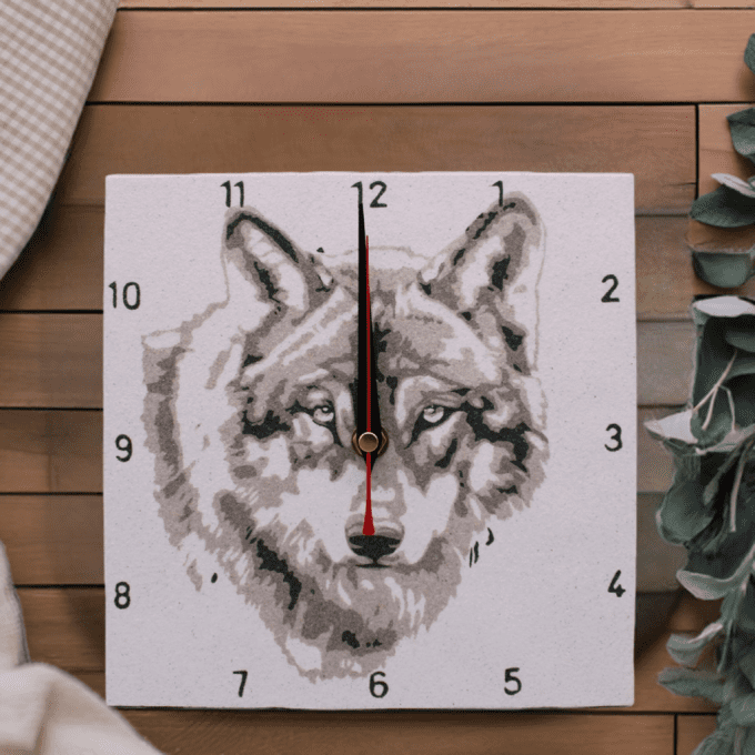 Horloge bois motif loup sauvage – style chalet ou nature scandinave