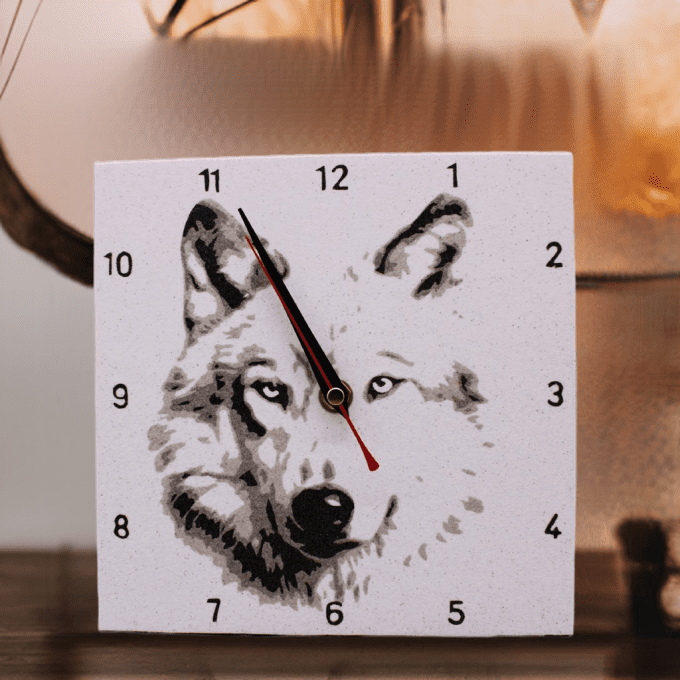 Horloge carrée motif loup en sable – Design animalier original et fait main