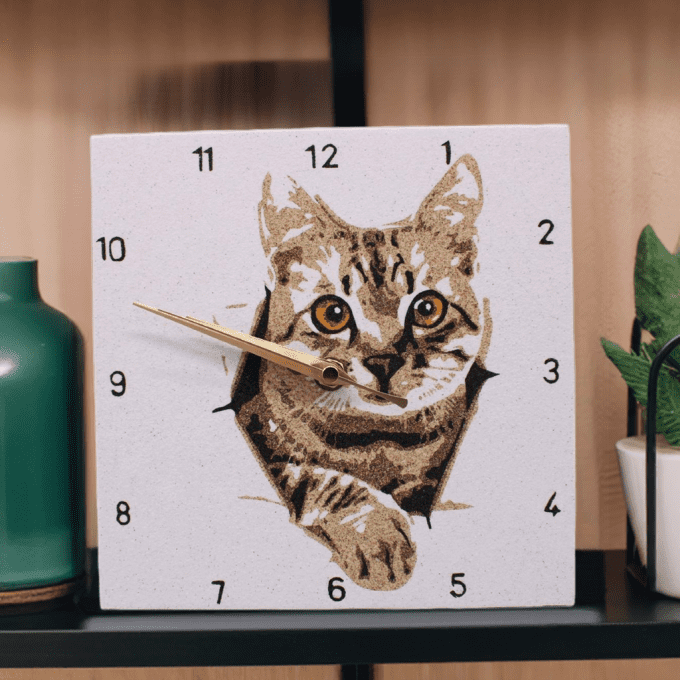 Horloge chat en sable, déco chaleureuse et moderne