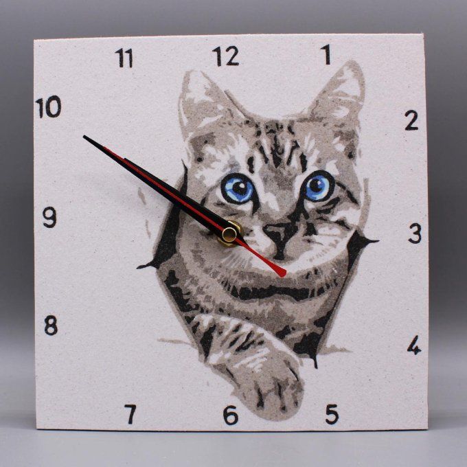 Horloge carrée « Chat gris aux yeux bleus » montrant la tête du chat sortant du cadre