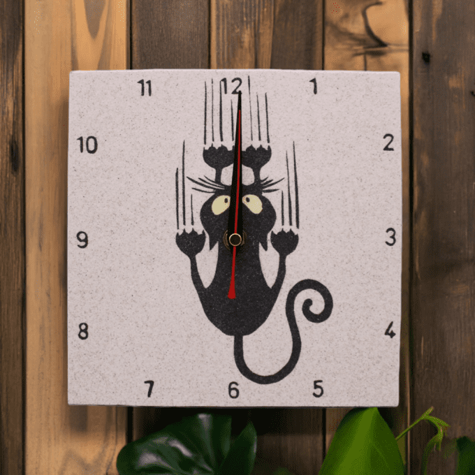 Horloge chat rigolo qui grimpe – déco mur bois naturel