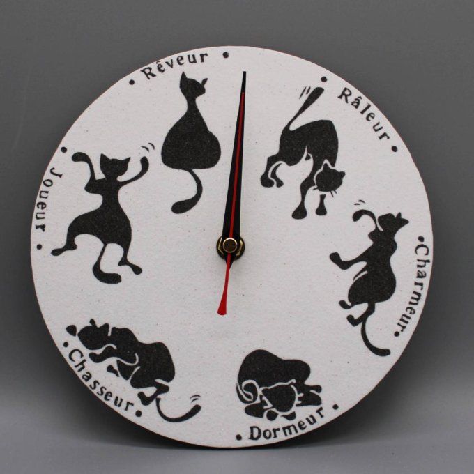 Horloge ronde « Le chat » avec 6 chats correspondant aux heures, en sable noir sur fond blanc