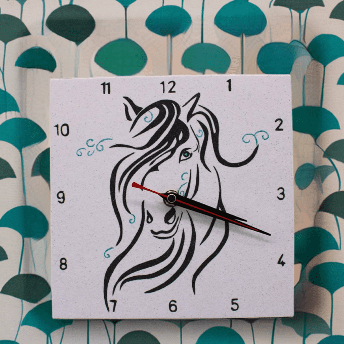 Horloge déco cheval graphique – style nature et design