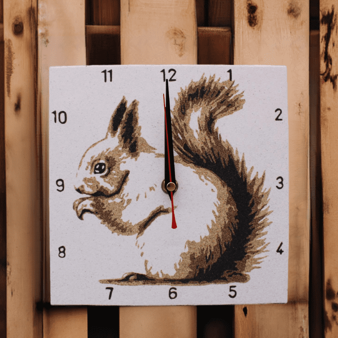 horloge déco murale écureuil bois clair fait main
