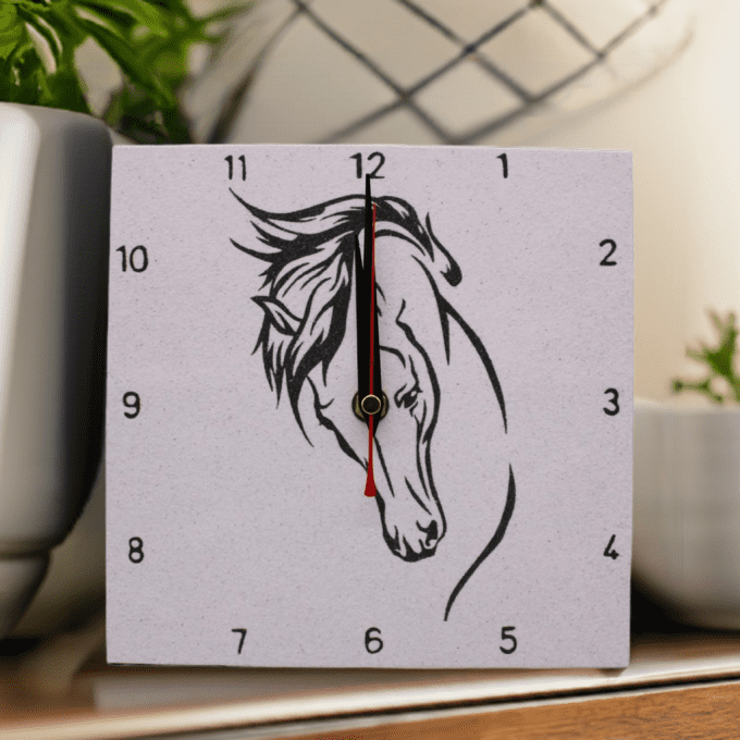 Horloge design cheval – Déco murale artistique dans un intérieur moderne