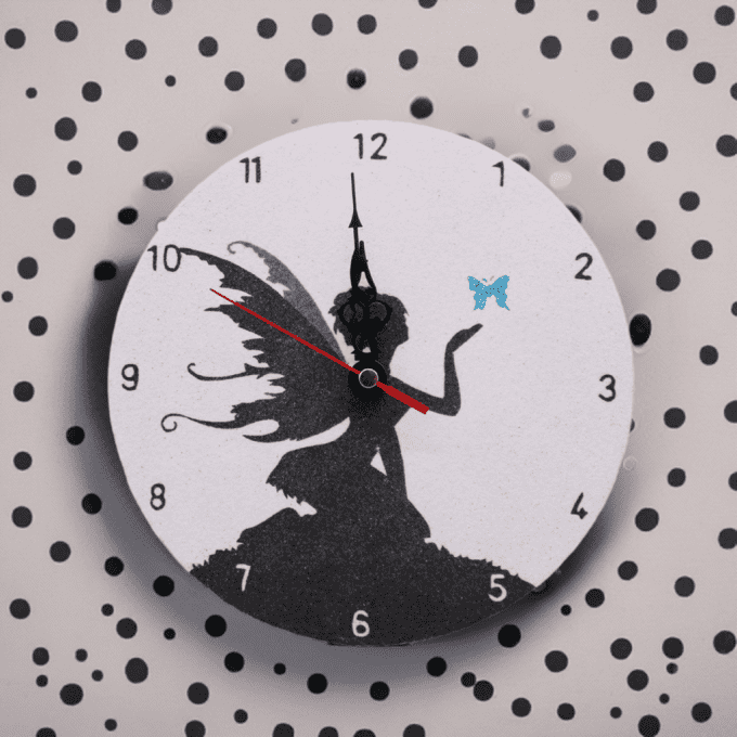Horloge design fée en noir avec ailes et papillon – idée déco chambre fille
