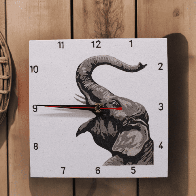 Horloge éléphant stylisée – illustration murale fond bois naturel