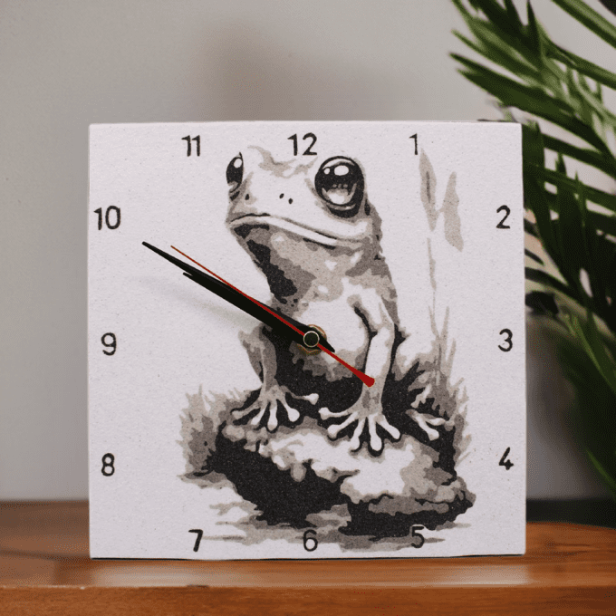 Horloge en sable artisanale motif grenouille – décor naturel sur meuble clair
