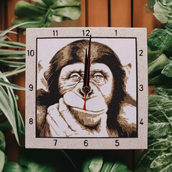 Horloge artisanale chimpanzé en sable, style nature