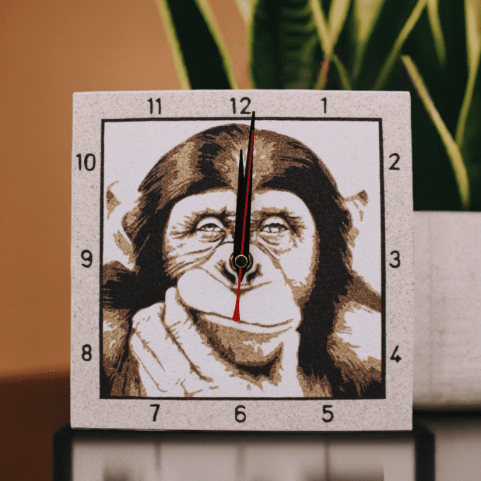 Horloge chimpanzé penseur, déco sable artisanale