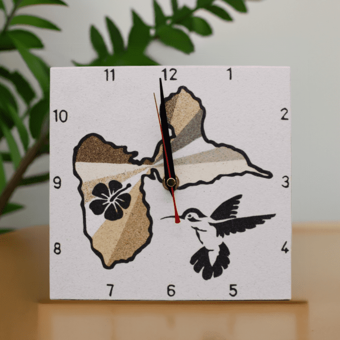 Horloge artisanale Guadeloupe en sable, décorative et naturelle