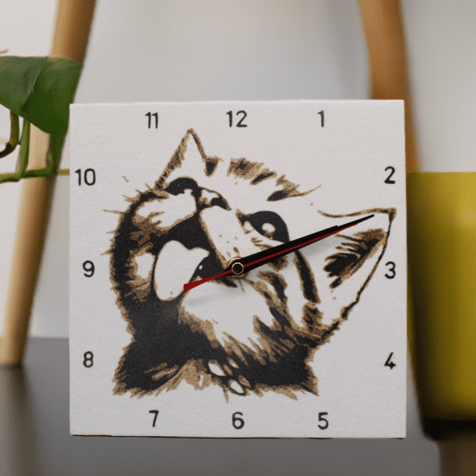 Horloge artisanale chat farceur posée en déco