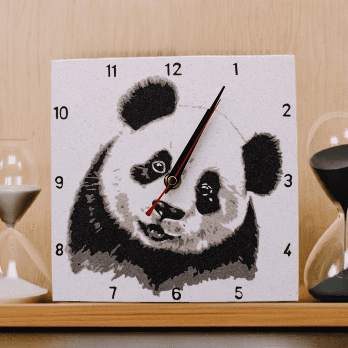 Horloge en sable panda – esprit détente et précision