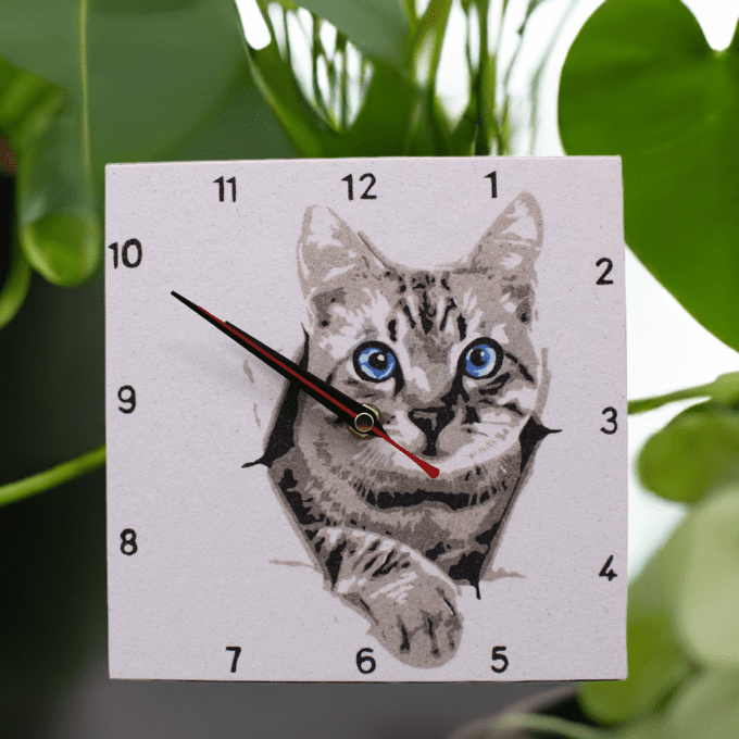 Horloge murale artisanale en sable – Chat gris aux yeux bleus – décoration naturelle
