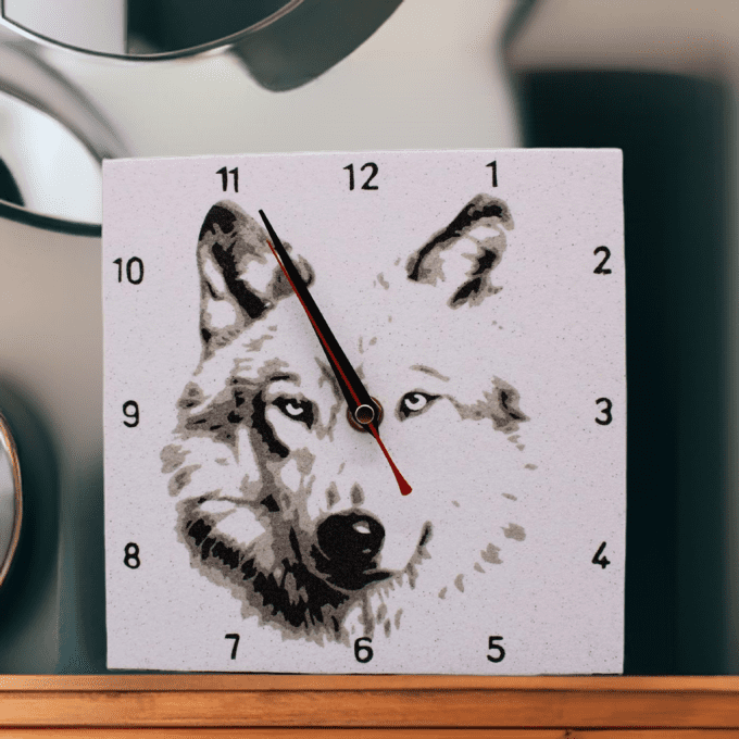 Horloge murale artisanale en sable – Loup au regard perçant, déco naturelle