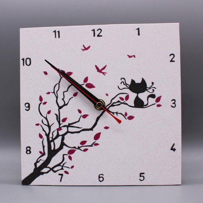Horloge carrée « Chat perché », chat noir assis sur une branche aux feuilles bordeaux