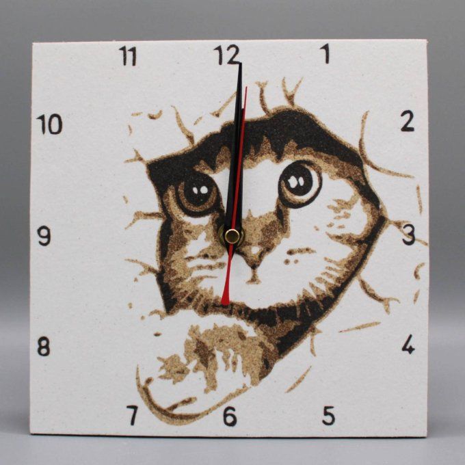 Horloge carrée « Chat brun qui traverse l’horloge » avec un chat semblant sortir du tableau
