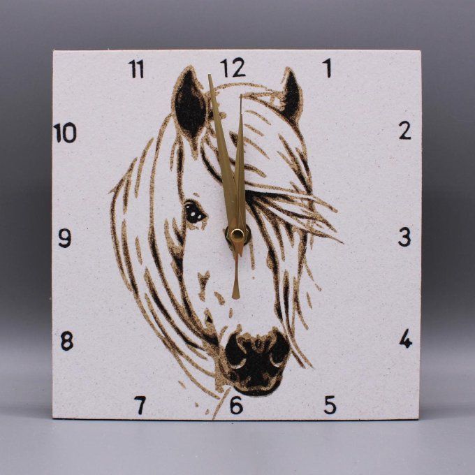 Horloge carrée « Cheval », tête de cheval en sables marocains, noir et blanc