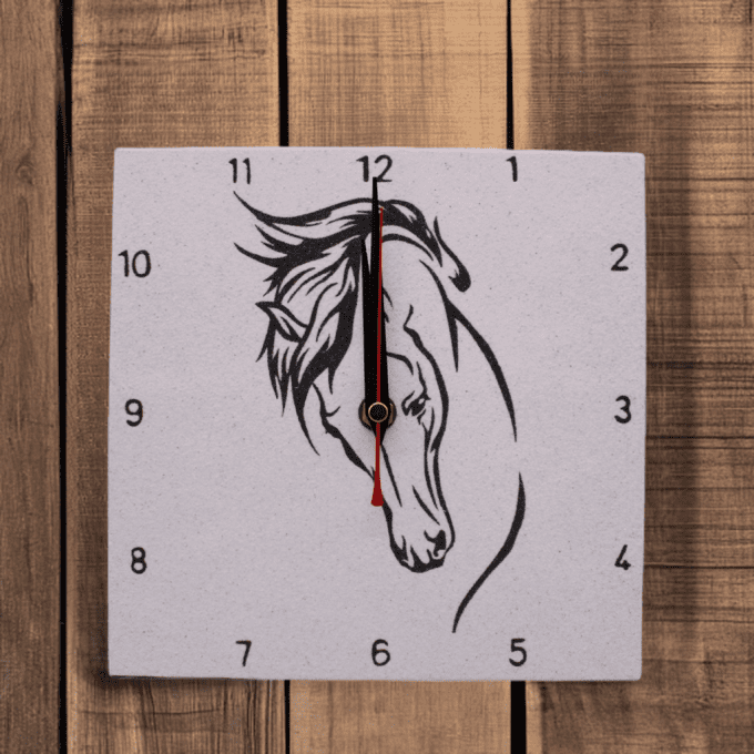 Horloge murale cheval – Illustration élégante sur fond bois clair