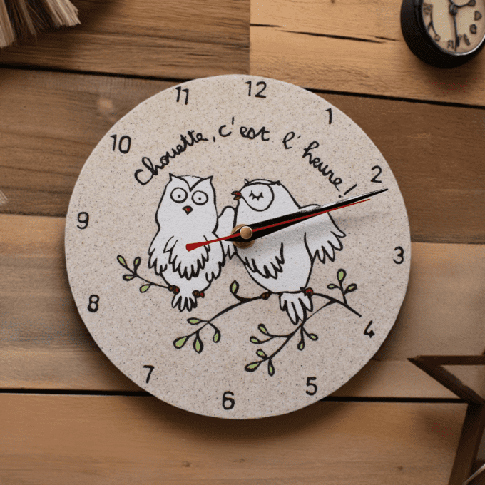Horloge murale chouettes dessin rigolo "Chouette c’est l’heure" bois clair