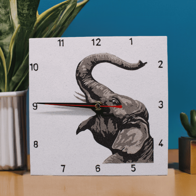 Horloge murale éléphant noir et blanc – déco moderne fond bleu