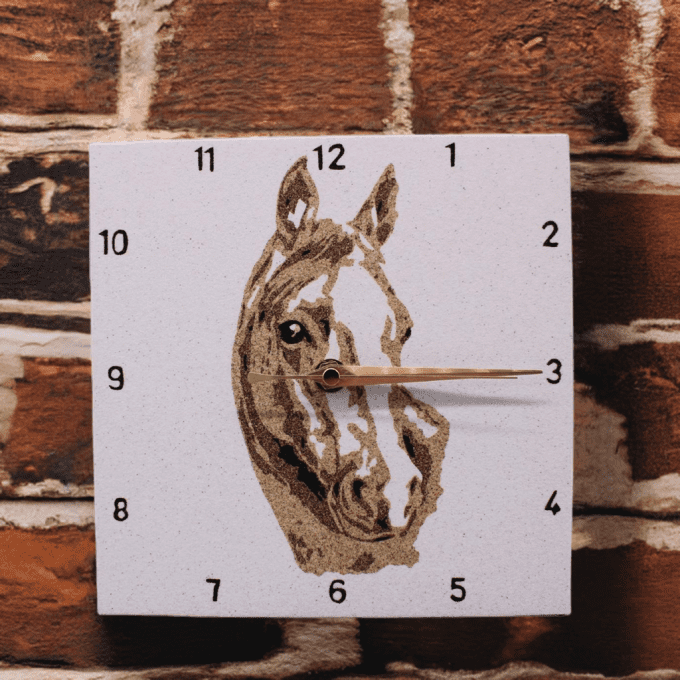 Horloge murale en sable – Tête de cheval de profil – Décoration artisanale