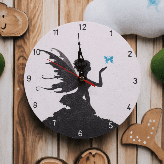 Horloge murale fée silhouette noire avec papillon bleu – décoration féerique enfant