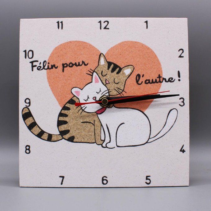 Horloge carrée « Félin pour l’autre » avec deux chats s’enlaçant devant un cœur orange