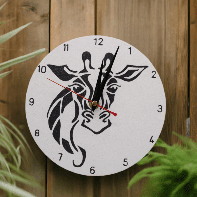 Horloge murale girafe design tribal noir fond bois naturel
