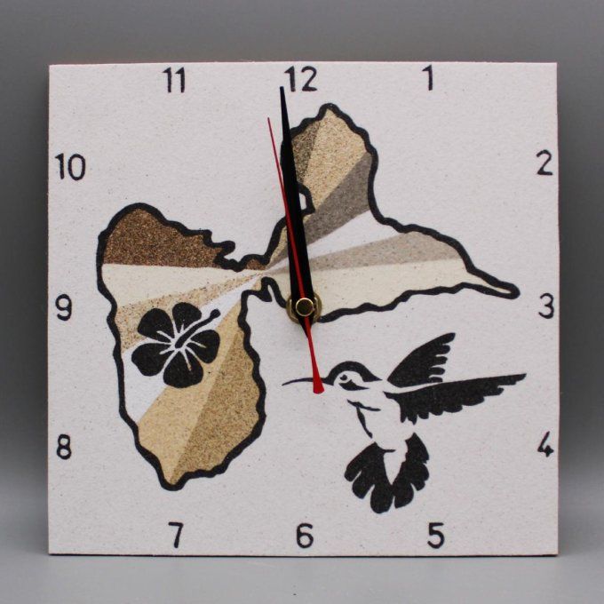 Horloge carrée « Guadeloupe » représentant la carte de l’île, un hibiscus et un colibri, réalisée en