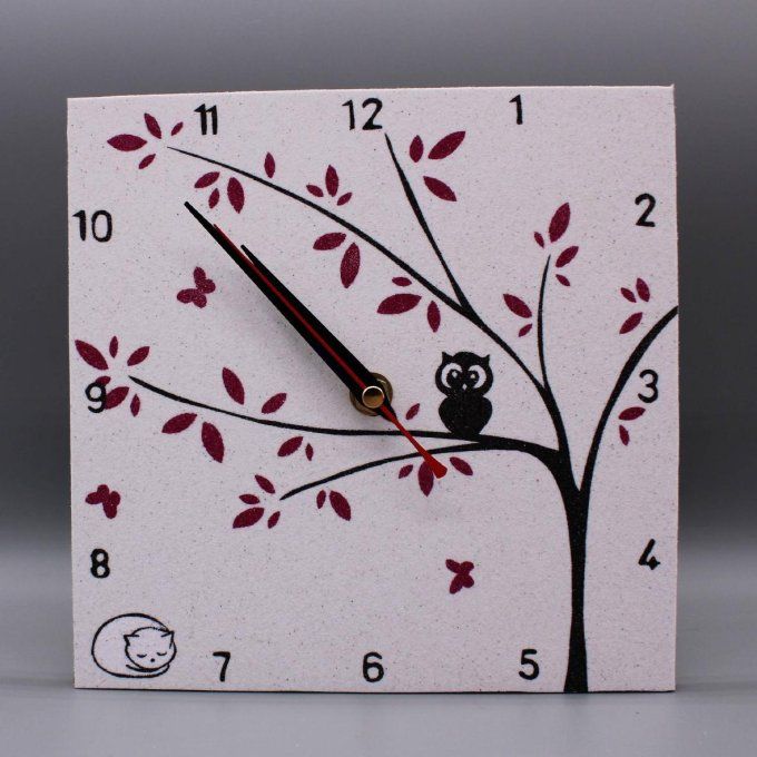 Horloge carrée « hibou perché », hibou noir sur branche bordeaux, chat blanc au pied