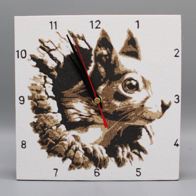Horloge carrée « L’esprit de la forêt » illustrant un écureuil sortant d’un tronc en sable