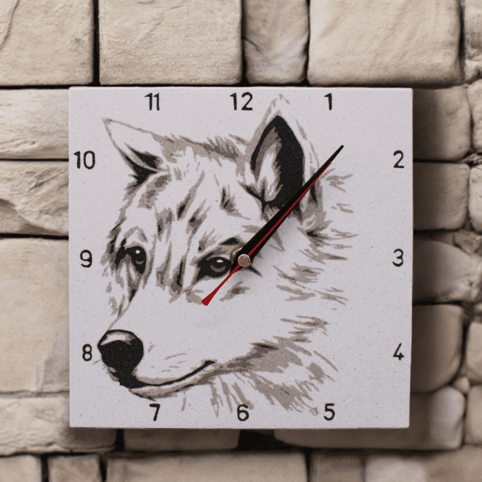Horloge murale loup dessin noir et blanc décoration mur en pierre