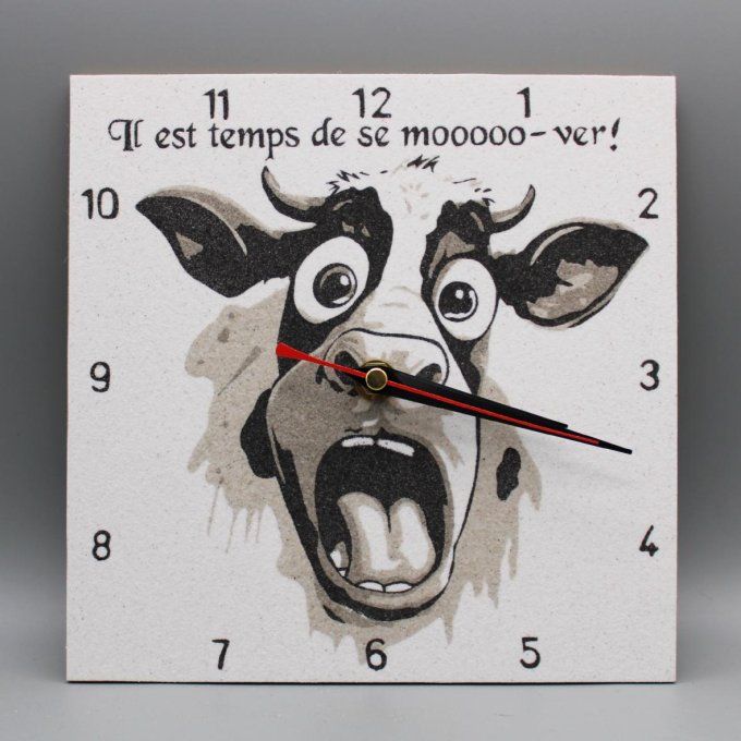 Horloge carrée « Move » avec vache paniquée et slogan « Il est temps de se mooooo-ver ! »