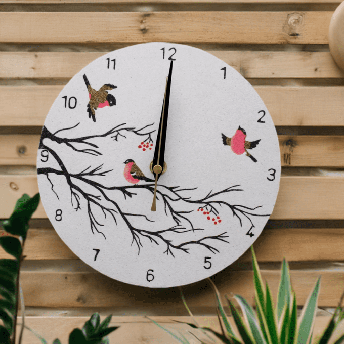 horloge murale oiseaux rouges sur branches bois scandinave